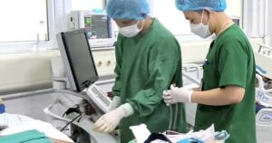 Thiếu niên Trung Quốc chi tiền kéo dài chiều cao nhưng nhận trái đắng