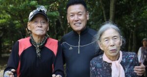Mẹ 91 tuổi chữa khỏi bệnh Alzheimer chỉ nhờ đi bộ chân đất mỗi ngày