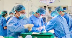 Mẹ hiến gan cứu con gái bất đồng nhóm máu tại Bệnh viện Trung ương Quân đội 108