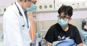 Nam sinh 17 tuổi nhập viện vì viêm ruột do ăn thịt chưa chín kỹ