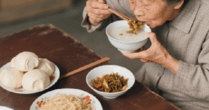 Người già trên 70 tuổi cần tránh thực phẩm nguy hiểm cho sức khỏe