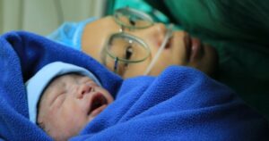 Người mẹ ung thư vượt khó khăn để sinh con an toàn tại Bệnh viện Phụ sản Trung ương