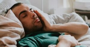 Thức dậy thấy giường ngủ ướt mồ hôi cảnh báo 10 lọai ung thư nguy hiểm