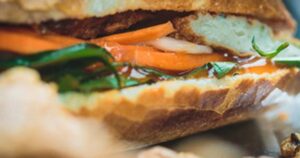 40 Người nhập viện nghi do ngộ độc thực phẩm sau khi ăn bánh mì ở TP . HCM