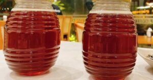 Cách phân biệt mật ong thật và giả qua giọt mật trong nước