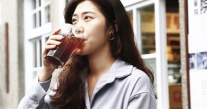 Người phụ nữ 40 tuổi uống nước đậu đen mỗi ngày để giải độc, trì hoãn lão hóa, sau 2 năm đi khám sức khỏe bác sĩ nói 1 câu "sởn gai ốc"