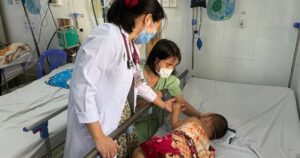 Nhiều trẻ ở TP.HCM mắc tay chân miệng chuyển nặng, bác sĩ cảnh báo gì?