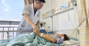 Người phụ nữ liệt nửa người vì trở mình lấy điện thoại giữa đêm: Đừng xem nhẹ những dấu hiệu cảnh báo này