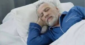 Ngủ lúc 10 giờ tối chưa chắc tốt cho người trên 65 tuổi , hãy biết cách ngủ đúng