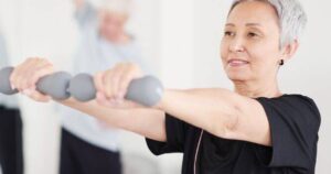 Phụ nữ 40 tuổi chăm chỉ vận động để 80 tuổi tự xách vali đi du lịch