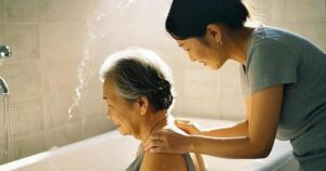 Sau 50 tuổi , cần nhớ 4 điều không nên khi tắm để bảo vệ sức khỏe