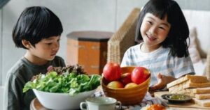 Trẻ nhỏ ăn Tết theo người lớn: Cách bảo vệ hệ tiêu hóa cho bé năm 2026