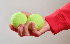 Lợi ích bất ngờ của bóng tennis khi đi máy bay cho sức khỏe hành khách năm 2026