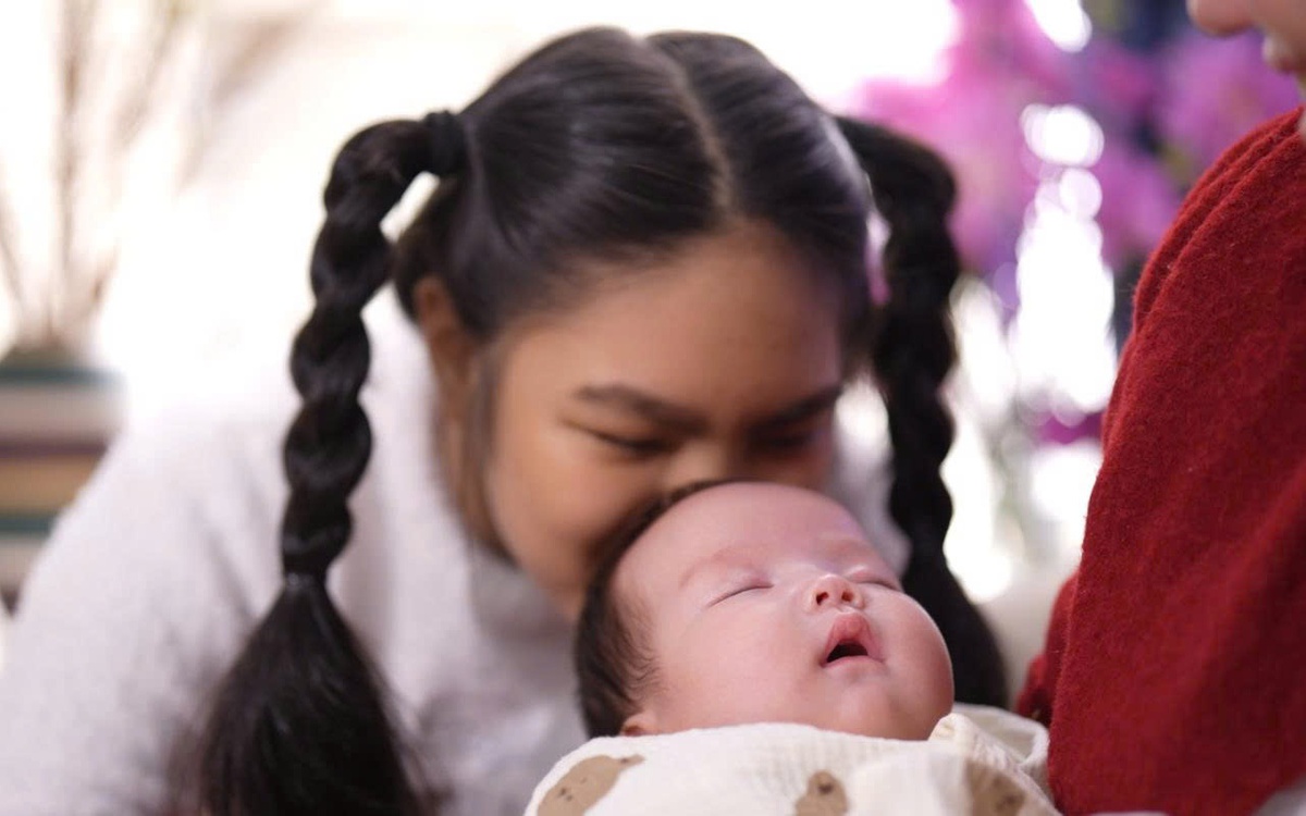 Người mẹ kiên cường và "em bé cứu tinh" mang sứ mệnh chữa bệnh hiếm cho chị gái
