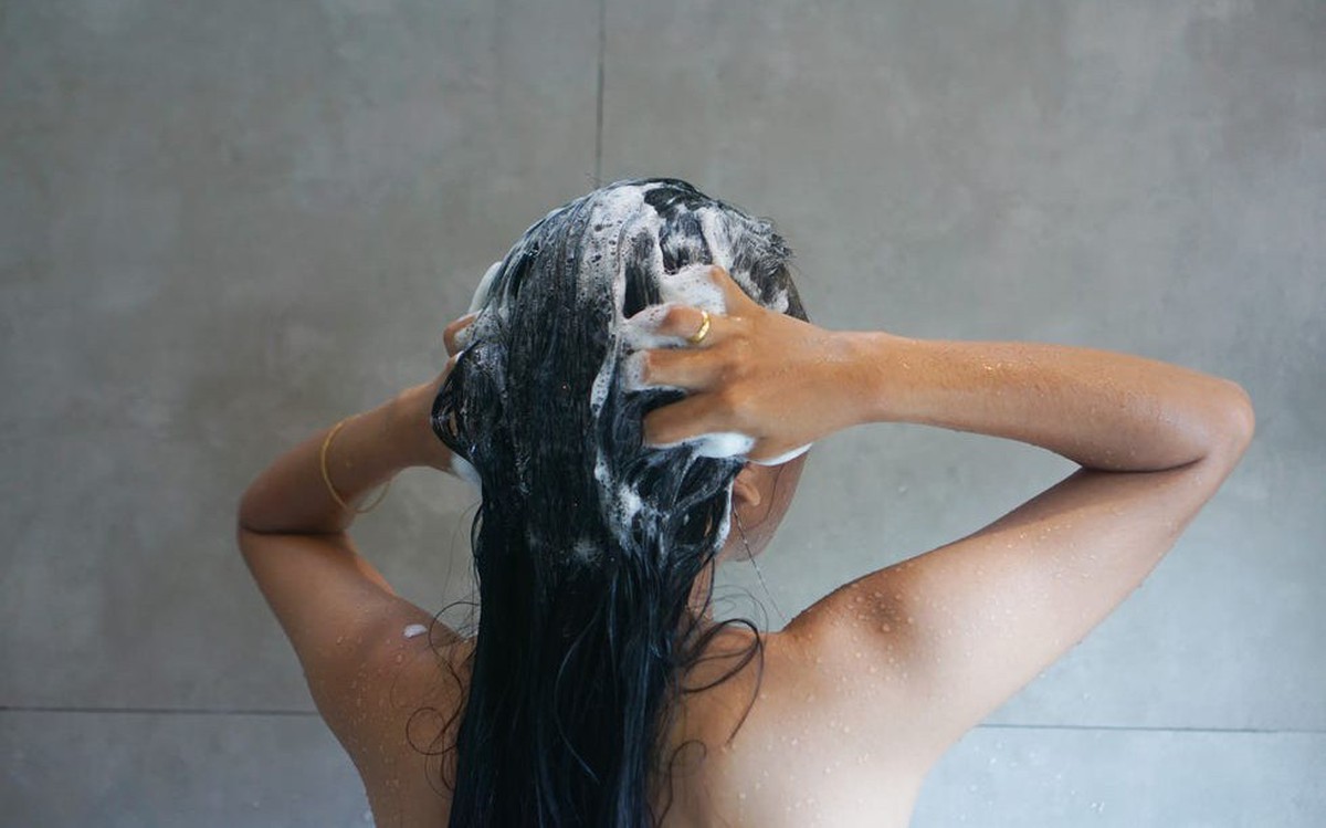 Gội đầu đúng cách: 3 Nguyên tắc giúp tóc khỏe mạnh hơn , không còn bết dính