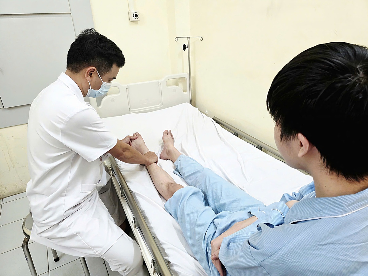 Sinh viên năm nhất mất cảm giác chân do thói quen ngồi sai cách