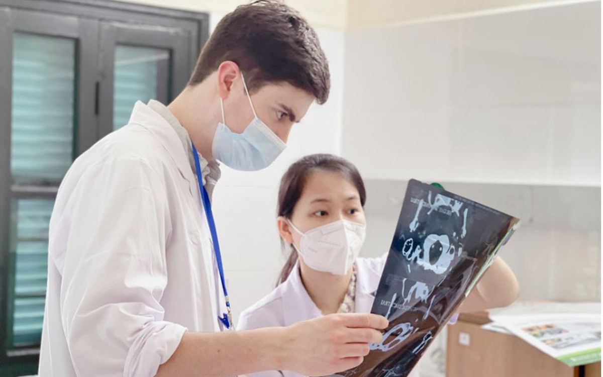 Sinh viên quốc tế trải nghiệm ca bệnh hiếm tại Bệnh viện Hữu nghị Việt Đức năm 2026