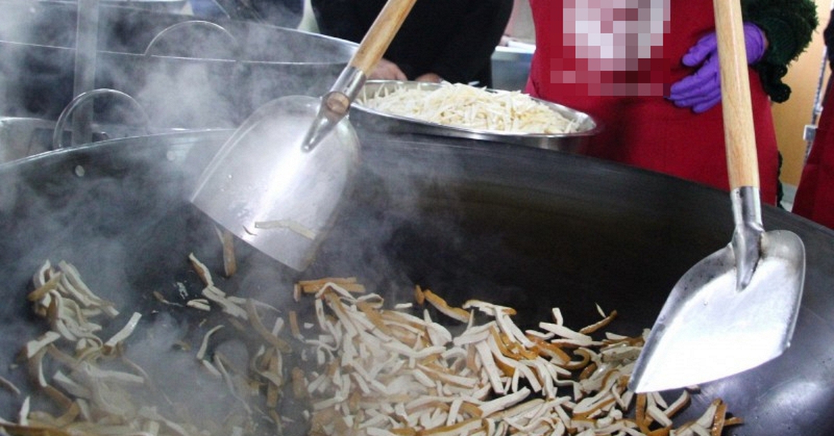Vợ chồng chủ cửa hàng buffet mắc ung thư phổi vì thói quen nấu nướng sai lầm