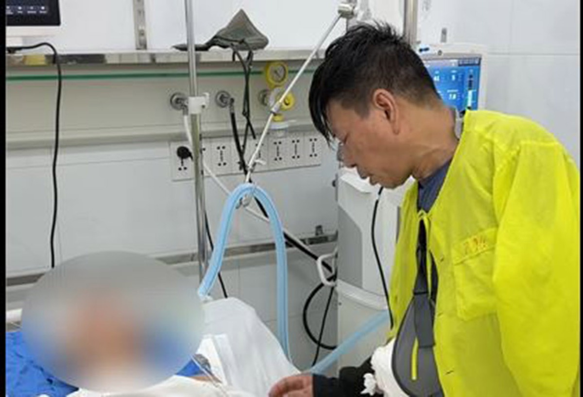 Xúc động khoảnh khắc người cha bó bột khóc tiễn biệt con trai hiến tạng cứu người