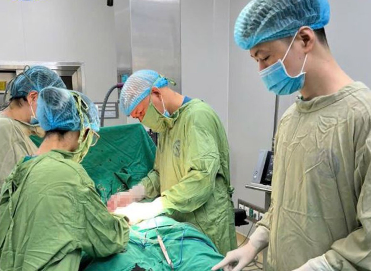 Bụng to bất thường: Bé gái 14 tuổi phát hiện khối u buồng trứng ác tính