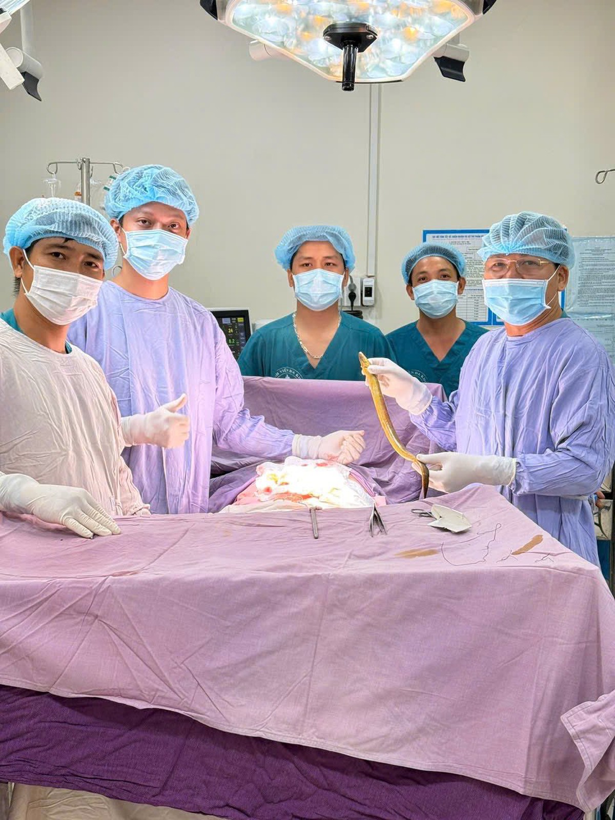 Ca bệnh hi hữu: Lươn dài 50cm chọc thủng trực tràng , cứu sống bệnh nhân nguy kịch