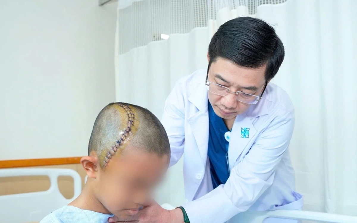 Cuộc phẫu thuật não tỉnh táo đặc biệt cho bệnh nhi 12 tuổi tại Bệnh viện Đại học Y Dược