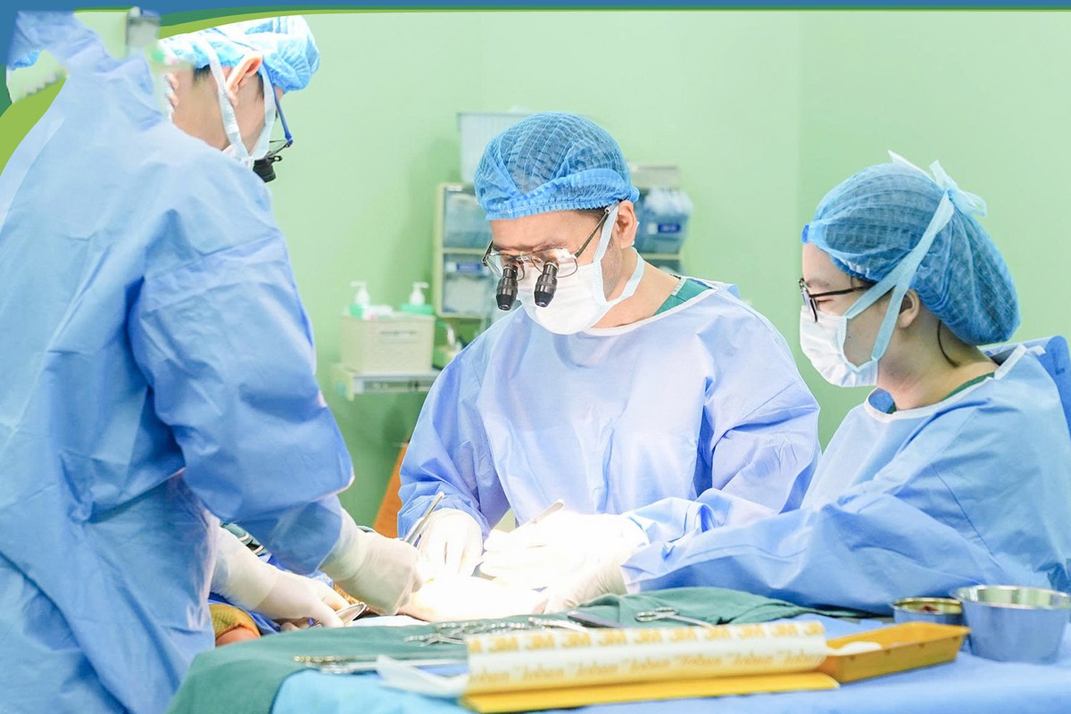 Đưa con sang Việt Nam chữa bệnh: Hành trình đầy cảm động của người cha Lào