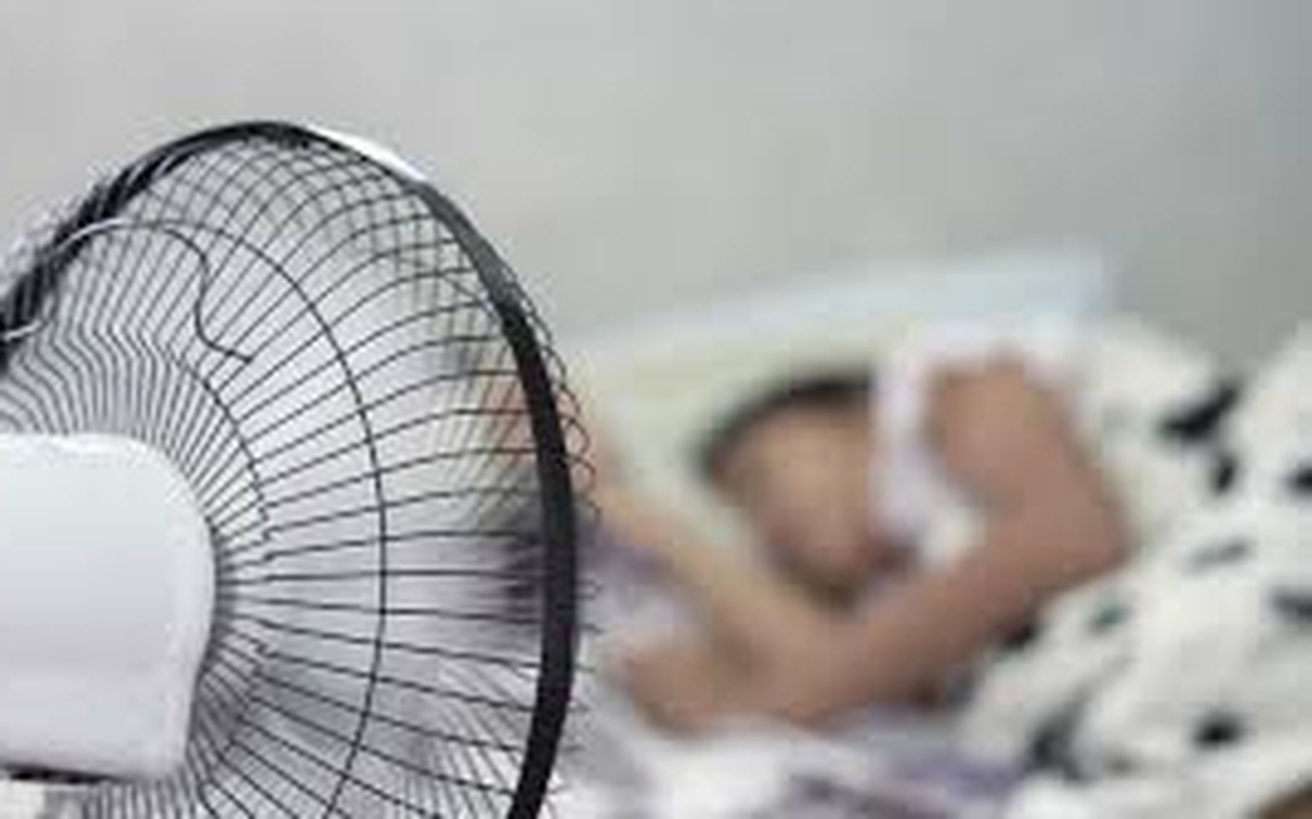 Khi đi ngủ nên bật quạt hướng vào đầu hay hướng vào chân? Đáp án gây bất ngờ