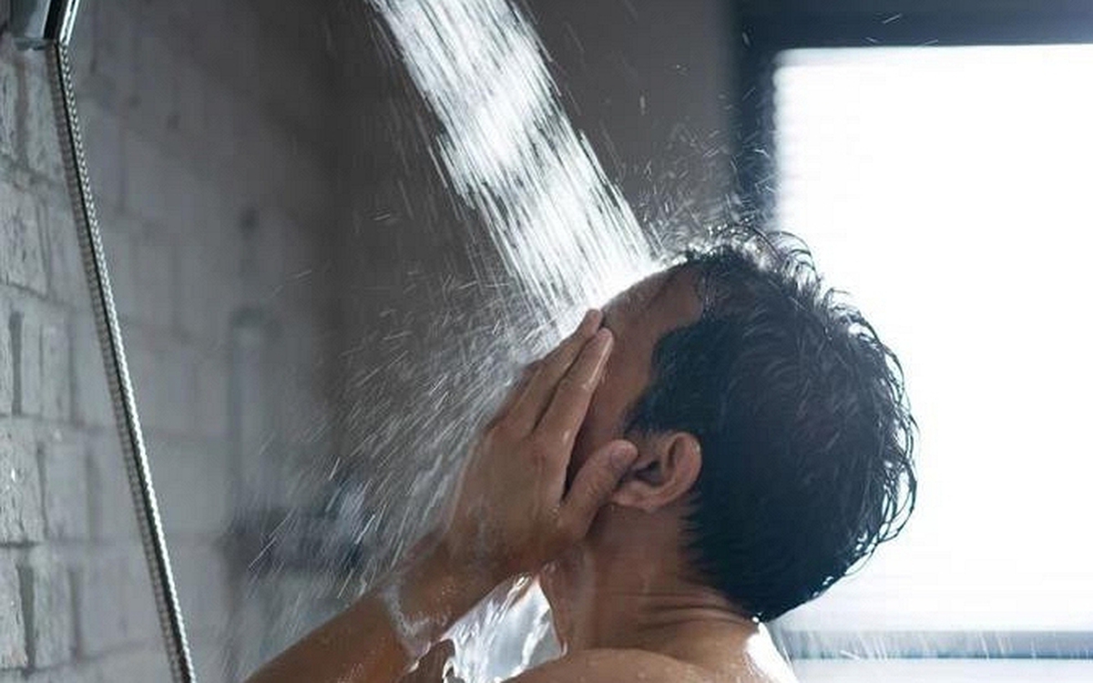 Lời khuyên tắm nước nóng an toàn cho người 60 tuổi để bảo vệ sức khỏe tim mạch