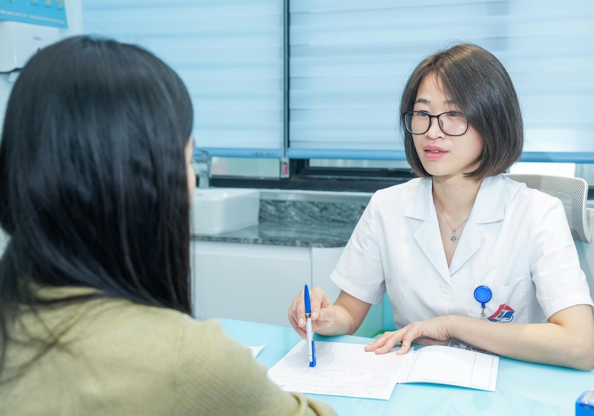 Nằm điều hòa lâu ngày , chị Hà nhập viện vì amidan đầy mủ