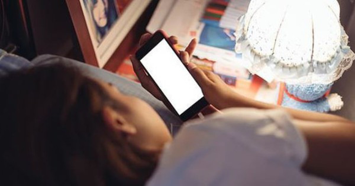 Người phụ nữ đột qụy mắt vì thói quen dùng điện thọai trước khi ngủ