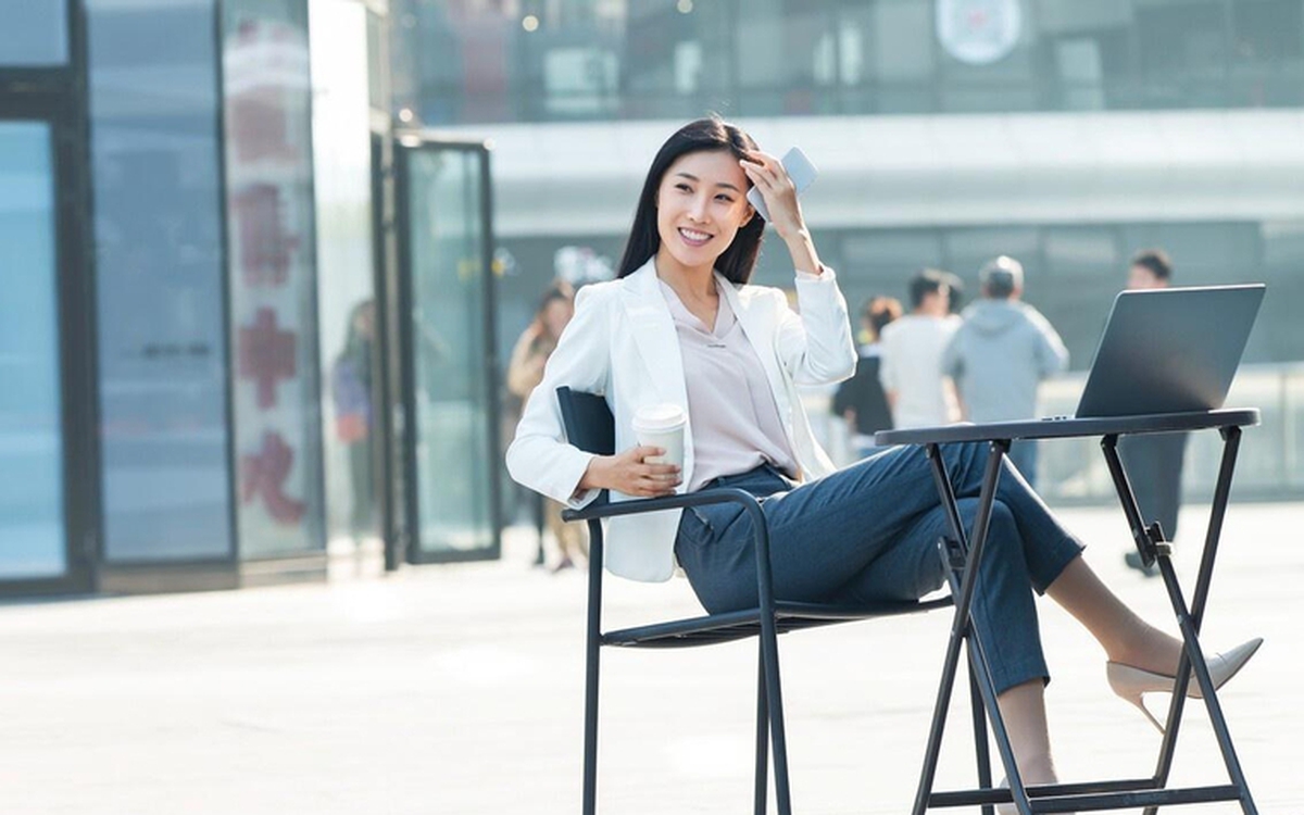 Tại sao phụ nữ không thể ngồi tách hai chân, nhưng đàn ông thì có thể? Câu trả lời không chỉ là chuyện lịch sự