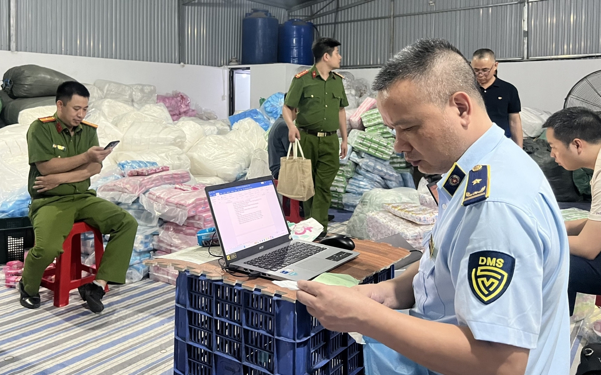Triệt phá cơ sở sản xuất băng vệ sinh giả mạo thương hiệu nổi tiếng năm 2026