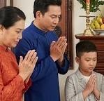 Gia đình quây quần bên mâm cúng ngày Rằm
