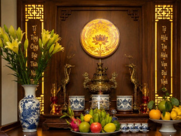 Tại sao không nên đặt bình hoa bên phải bàn thờ khi thắp hương mùng 1 tháng 7 cô hồn? Hóa ra đây là lý do