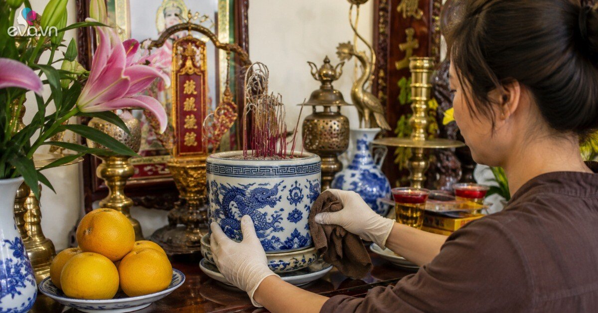 Tháng 7 âm dọn bàn thờ nhất định phải tránh các đại kỵ này kẻo động bát hương, tán lộc