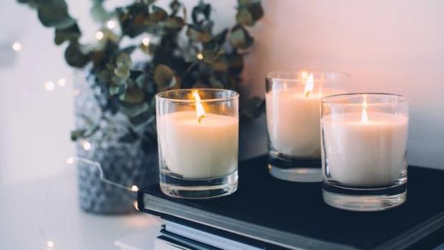 Hương thơm tinh dầu có trong nến còn giúp thư giãn tâm trí, giảm căng thẳng, lo âu, mang lại sự tập trung tỉnh táo và nguồn năng lượng tích cực.