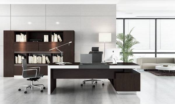 Khi chọn phòng làm việc, bạn cần xem xét kỹ để phương và vị hợp với tuổi của mình. Bàn làm việc phải luôn hướng ra cửa nhưng không đối diện cửa ra vào.