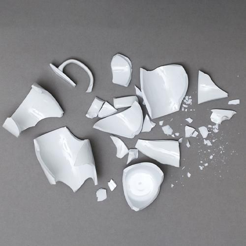 Người xưa quan niệm, bát đĩa, cốc chén tượng trưng cho sự thịnh vượng và giàu có của gia đình. Nếu dùng những chiếc bát đĩa, cốc chén sứt mẻ thì vô tình có thể sẽ rước những điều xui xẻo, rắc rối vào nhà.