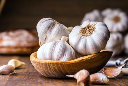 Trong văn hóa Á Đông, tỏi được xem là vật mang dương khí mạnh, có thể giúp trấn âm và làm giảm cảm giác bất an trong không gian sống.