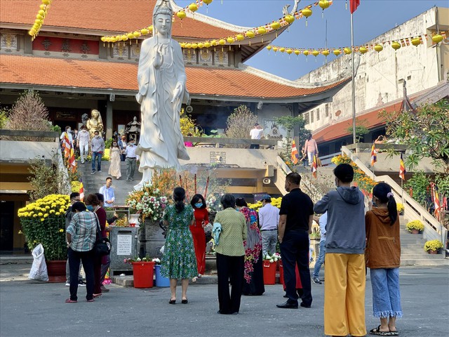 Ngoài việc thắp hương tại nhà, gia chủ có thể dâng hương tại đền chùa để cầu bình an.
