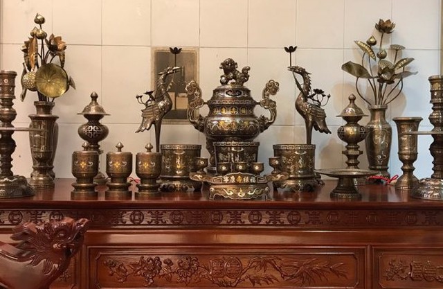 Khi muốn thay bát hương, tỉa bỏ chân hương bày tỏ lòng thành kính và tránh hỏa hoạn thì cũng nên chờ tới cuối tháng hoặc tốt nhất là cuối năm.