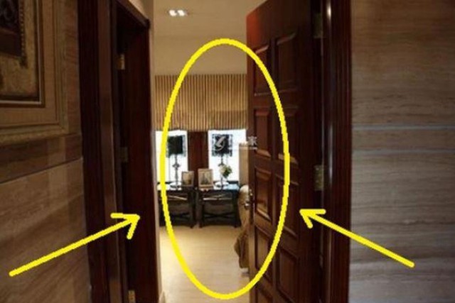 Với những nhà diện tích quá chật, cửa mở vào trong chiếm nhiều diện tích thì có thể thiết kế cửa kiểu cánh trượt, về phong thủy cũng đạt yêu cầu.