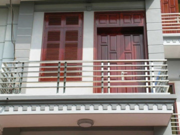 Tại sao ngày càng nhiều gia đình không làm lan can inox? Hóa ra vì 2 vật liệu thay thế này đẹp, sang hơn nhiều
