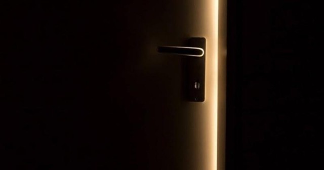 Người xưa – đặc biệt trong các lễ nghi hoặc khi đến nhà người khác lúc đêm muộn nên tránh gõ 4 tiếng.